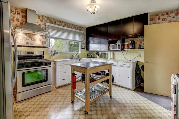 35 Heston ST NW, Calgary, AB T2K 2C3