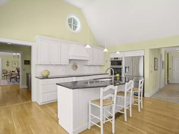 35 River Road Drive, Essex, CT 06426