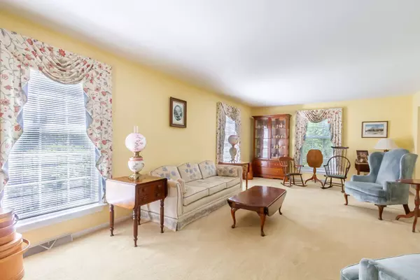 1048 Van Tassel RD, Sleepy Hollow, IL 60118