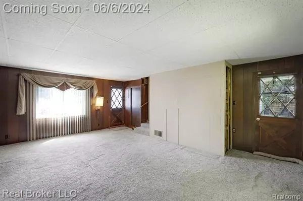 3269 S KEARSLEY Boulevard, Flint, MI 48506