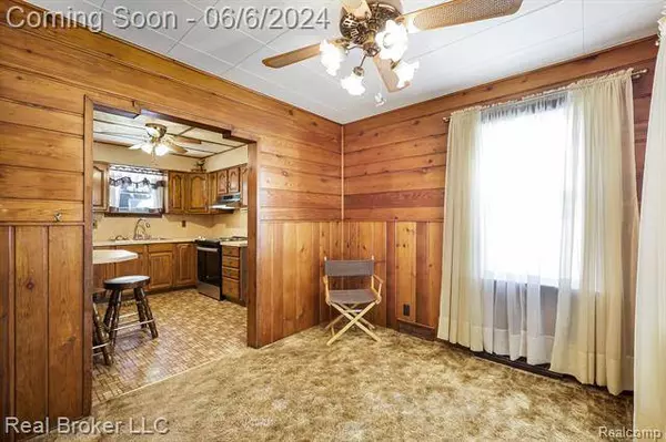 3269 S KEARSLEY Boulevard, Flint, MI 48506