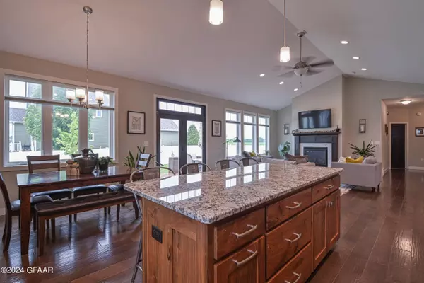 5491 COURTYARD Drive, Grand Forks, ND 58201