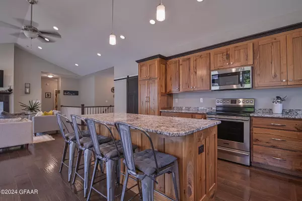 5491 COURTYARD Drive, Grand Forks, ND 58201