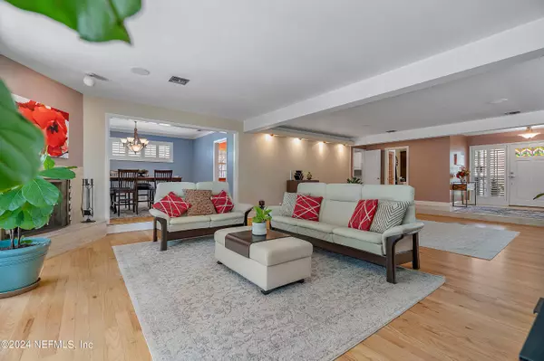 902 ALHAMBRA DR S, Jacksonville, FL 32207