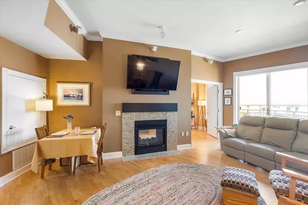 360 W Washington Avenue #1214, Madison, WI 53703