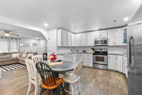 9213 Coker Rd, Gentry, AR 72734