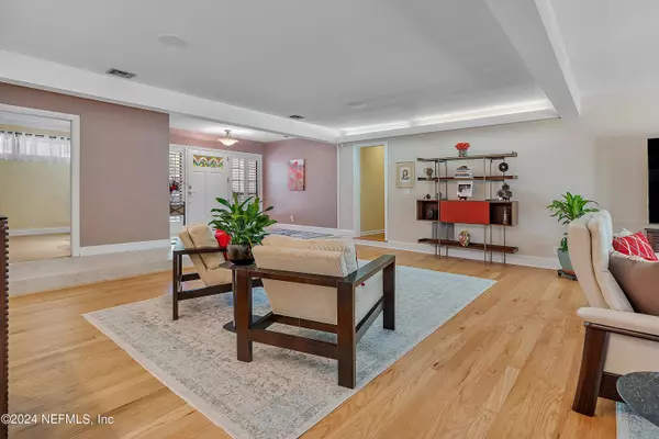 902 ALHAMBRA DR S, Jacksonville, FL 32207