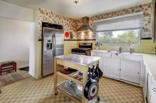 35 Heston ST NW, Calgary, AB T2K 2C3