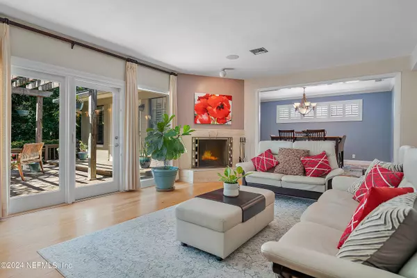 902 ALHAMBRA DR S, Jacksonville, FL 32207