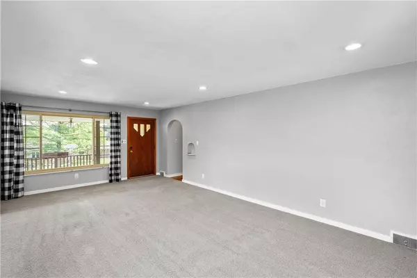 1718 Worcester Dr, Pittsburgh, PA 15243