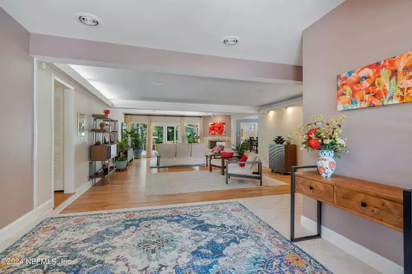 902 ALHAMBRA DR S, Jacksonville, FL 32207