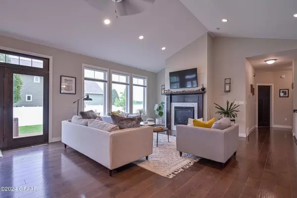 5491 COURTYARD Drive, Grand Forks, ND 58201