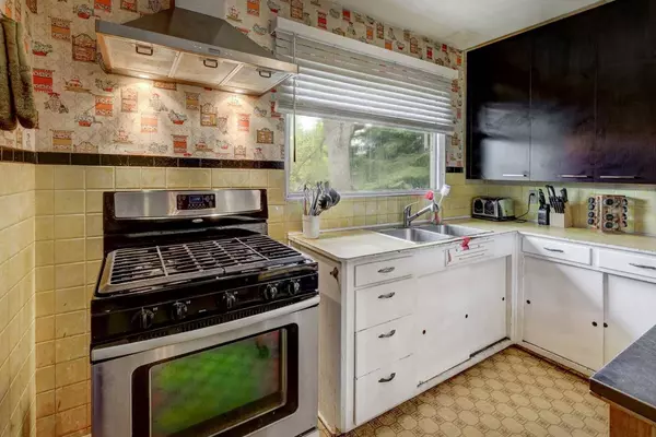 35 Heston ST NW, Calgary, AB T2K 2C3