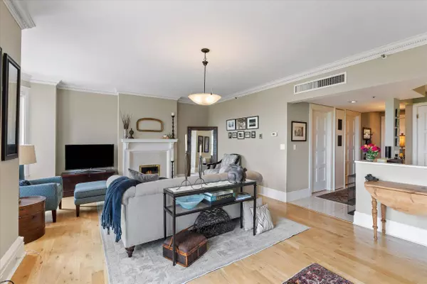 777 N Prospect Unit South Tier 4, Milwaukee, WI 53202