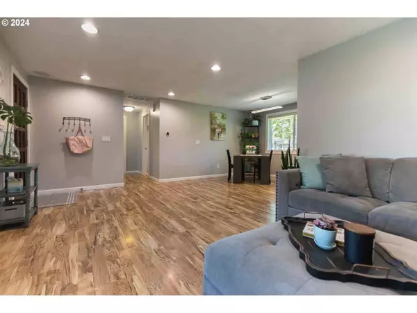 4010 SE LENORE CIR, Troutdale, OR 97060