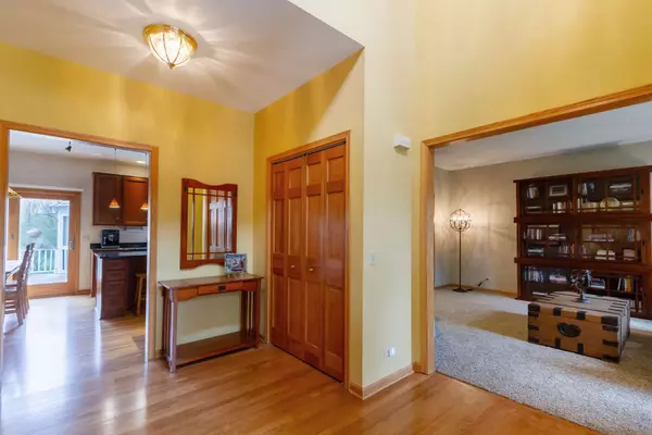 14N566 Timber Ridge DR, Elgin, IL 60124