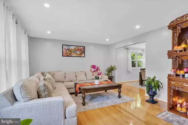 18 LAKEVIEW DR, Cherry Hill, NJ 08003