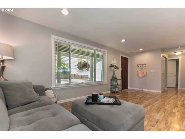 4010 SE LENORE CIR, Troutdale, OR 97060