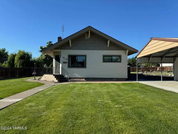 712 4th St W, Grandview, WA 98930