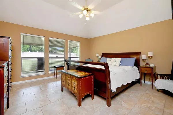 2315 Eden Green Drive, Arlington, TX 76001