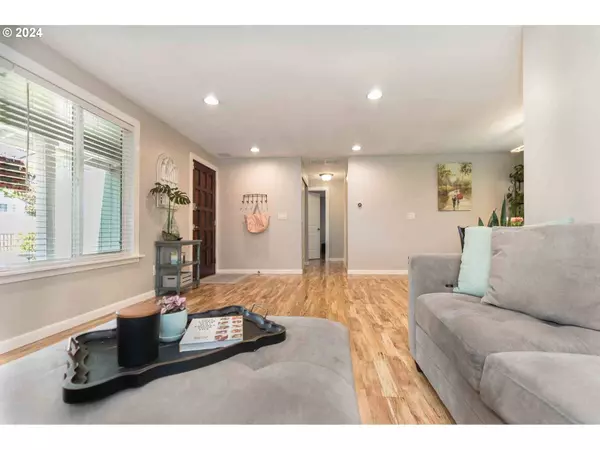 4010 SE LENORE CIR, Troutdale, OR 97060