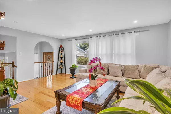 18 LAKEVIEW DR, Cherry Hill, NJ 08003