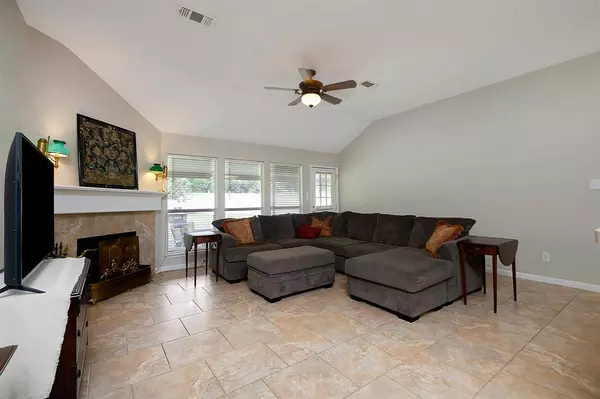 2315 Eden Green Drive, Arlington, TX 76001