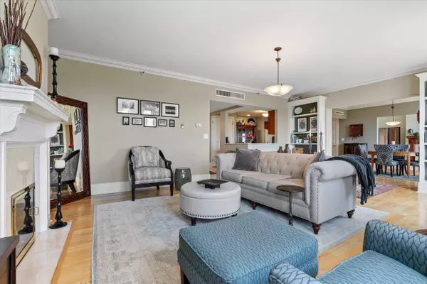 777 N Prospect Unit South Tier 4, Milwaukee, WI 53202