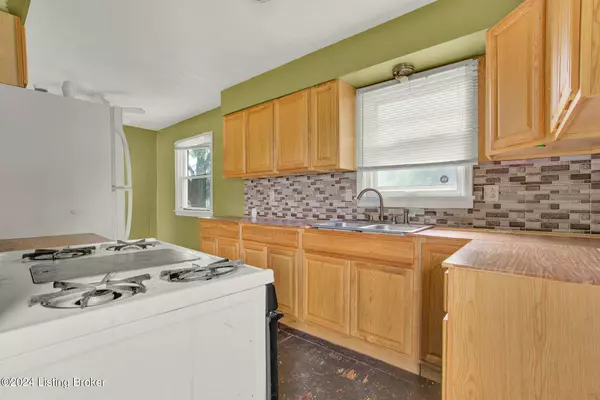 4911 Hartford Ln, Louisville, KY 40216