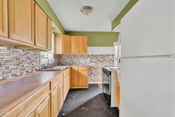 4911 Hartford Ln, Louisville, KY 40216