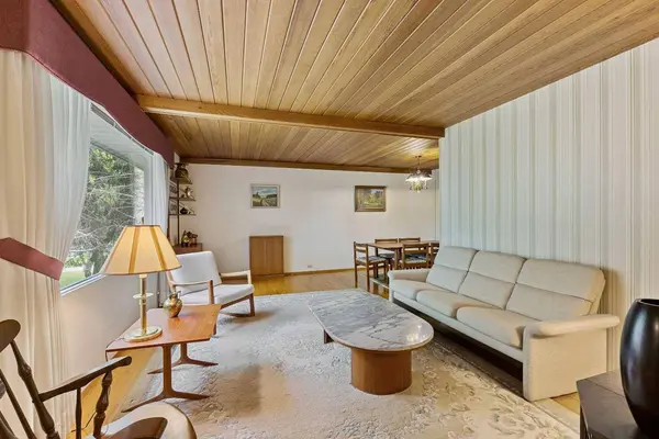 4835 Vienna DR NW, Calgary, AB T3A 0W7