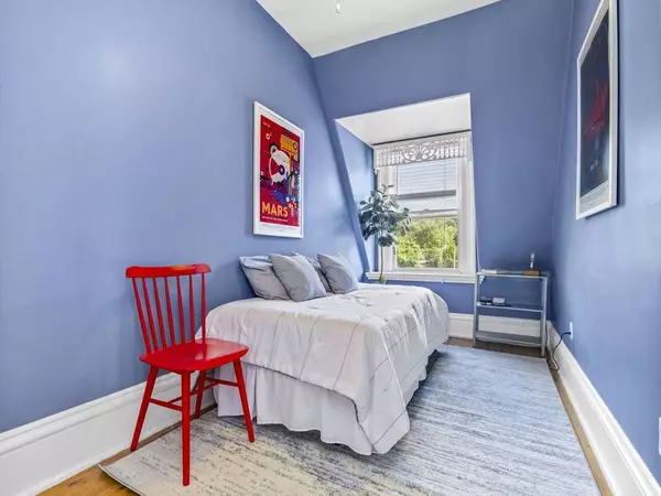 137 Walnut St #3, Brookline, MA 02445
