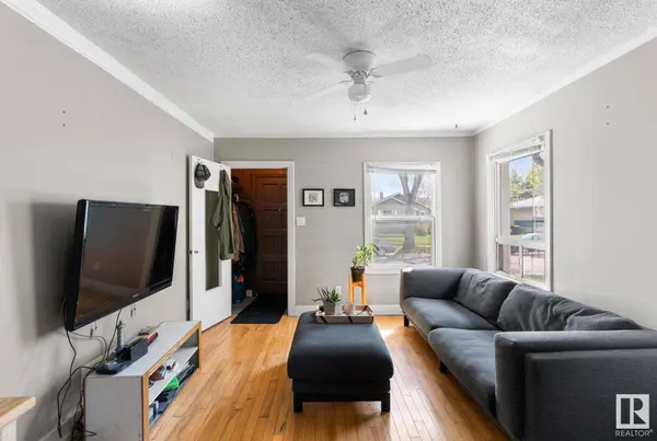 10136 73 ST NW, Edmonton, AB T6A 2W9