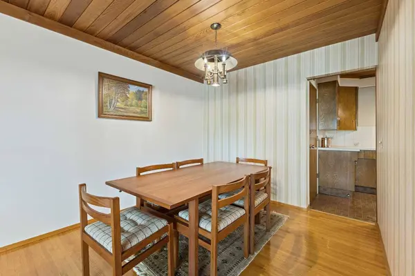 4835 Vienna DR NW, Calgary, AB T3A 0W7