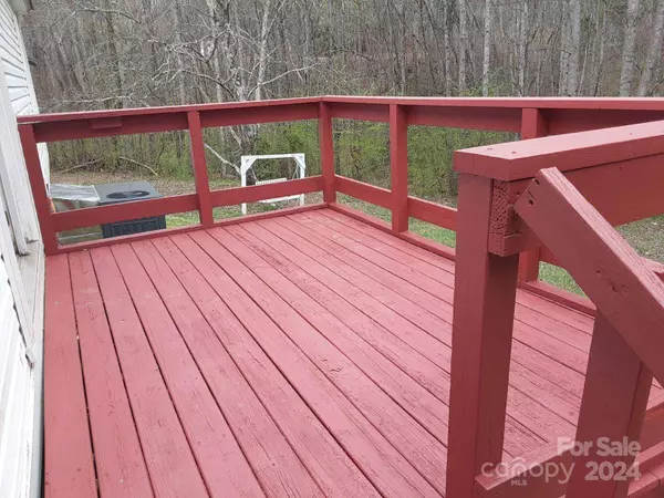 7295 Honeysuckle DR, Hickory, NC 28602