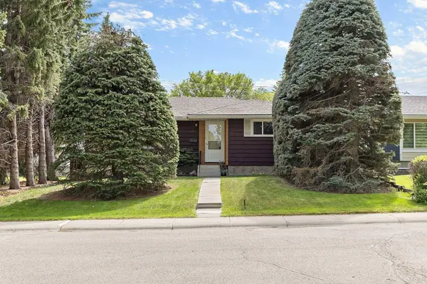 4835 Vienna DR NW, Calgary, AB T3A 0W7