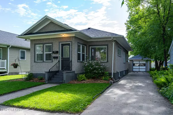 709 COTTONWOOD Street, Grand Forks, ND 58201