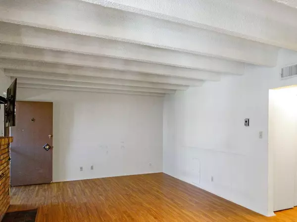 1100 Alvarado DR SE #208, Albuquerque, NM 87108