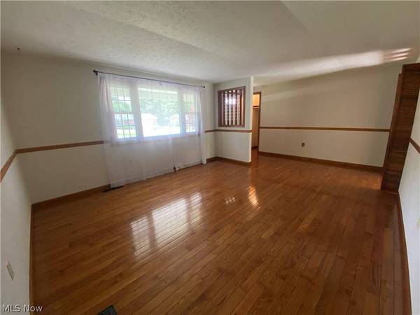 69639 Oxford DR, St. Clairsville, OH 43950