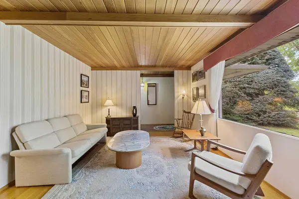 4835 Vienna DR NW, Calgary, AB T3A 0W7