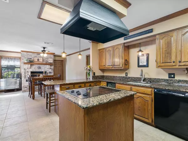 300 Oak Trail Drive, Double Oak, TX 75077