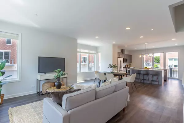 1251 Gateway CT, Northbrook, IL 60062