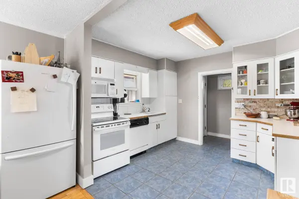 10136 73 ST NW, Edmonton, AB T6A 2W9