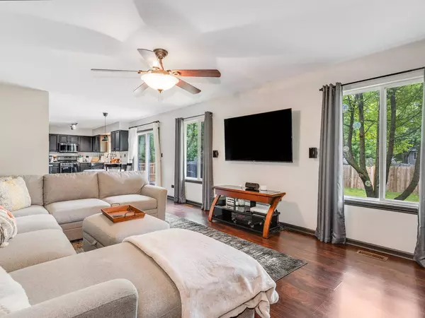 2051 Crossing LN, Naperville, IL 60540