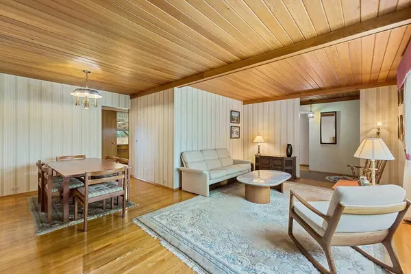 4835 Vienna DR NW, Calgary, AB T3A 0W7