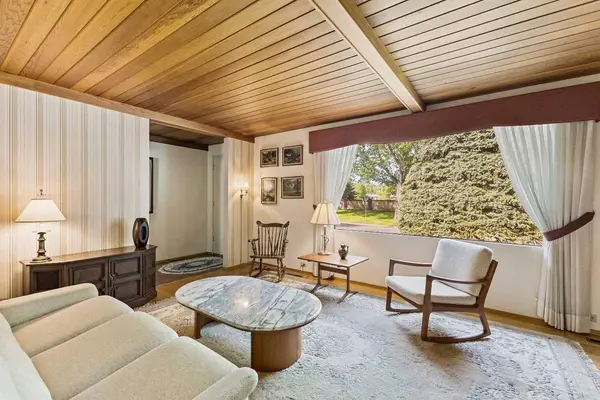 4835 Vienna DR NW, Calgary, AB T3A 0W7