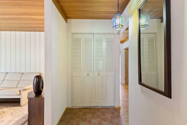 4835 Vienna DR NW, Calgary, AB T3A 0W7