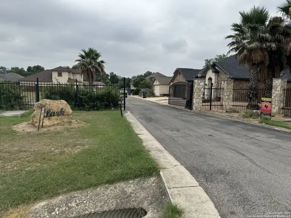 103 SUTTON PL, Uvalde, TX 78801-4767