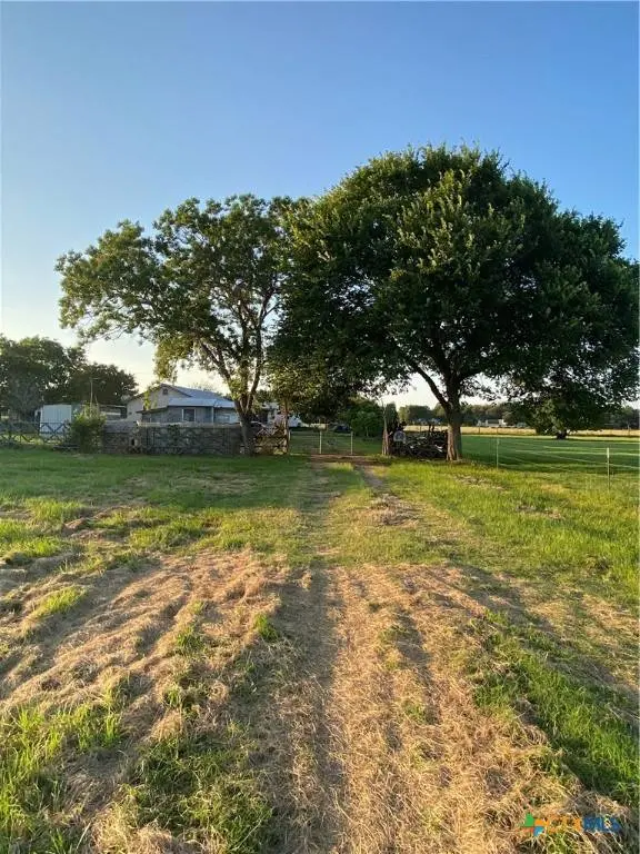 1473 Fm 530, Hallettsville, TX 77964