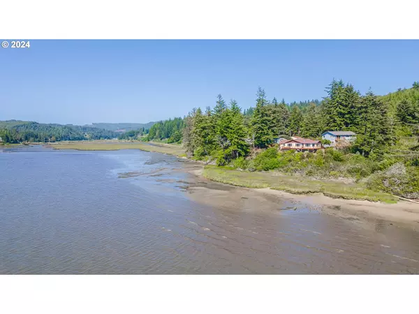 94024 E SHORE DR, North Bend, OR 97459